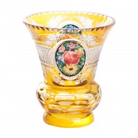 Puchar szklany z dekoracją kwiatową w medalionie, Czechy, ok. 1900.